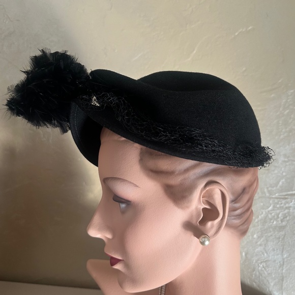 UNIQUE 1940s BLACK FELT HAT WITH BLACK FEATHER  TRIM main image 11